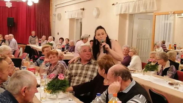 Anetta énekel a közönség előtt
