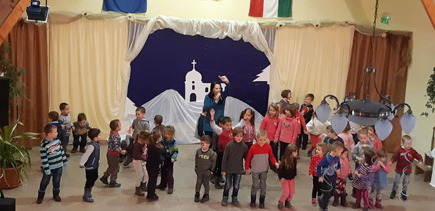 Közös éneklés és tánc gyermekekkel