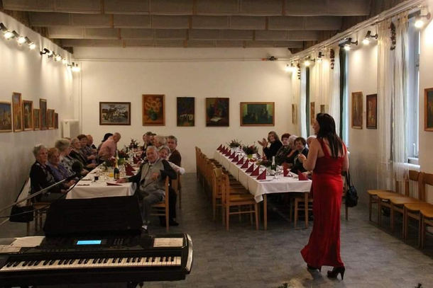 Anetta zenés közösségi rendezvényen